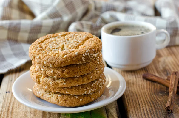 Biscotti su un tavolo di legno con una tazza di caffè — Foto Stock