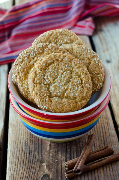 Galletas en una mesa de madera — Foto de Stock