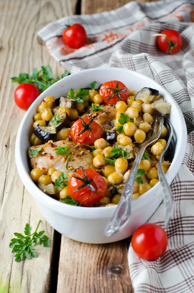 Poulet cuit au four aux pois chiches et légumes — Photo