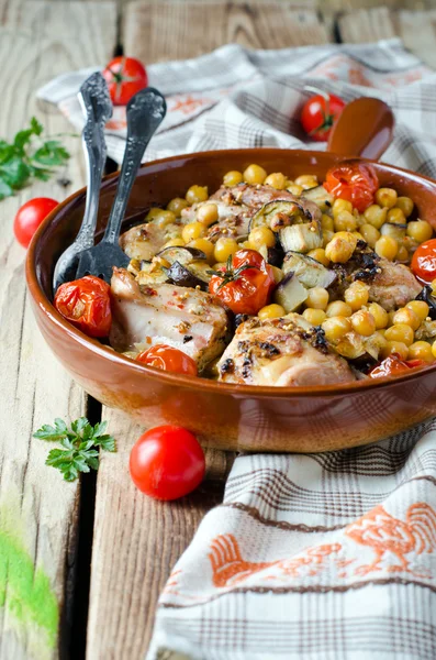 Baked chicken with chickpeas and vegetables — Stock Photo, Image