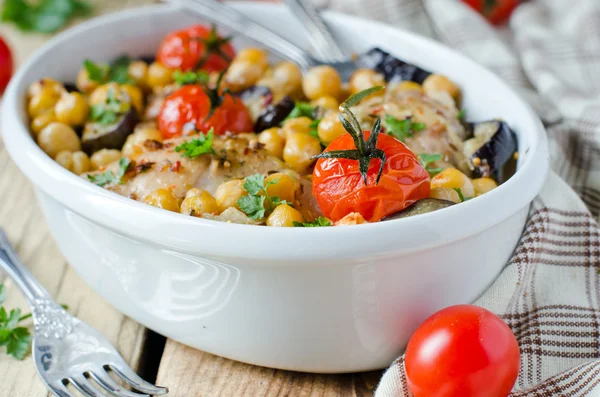 Ugnsbakad kyckling med kikärter och grönsaker — Stockfoto