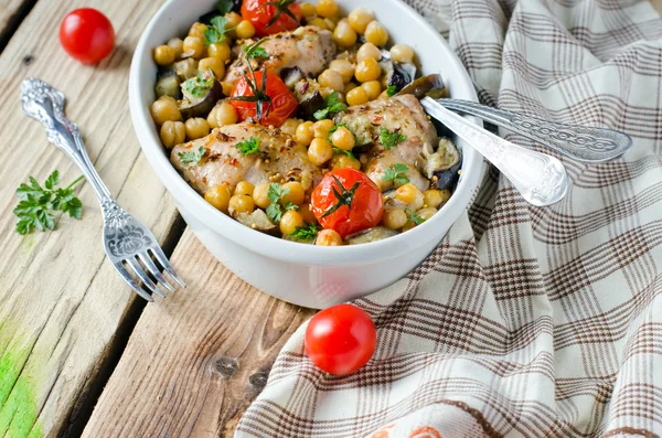 Baked chicken with chickpeas and vegetables — Stock Photo, Image