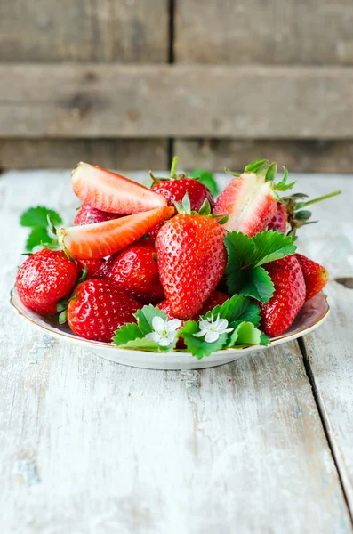 Frische Erdbeeren auf einem Teller — Stockfoto