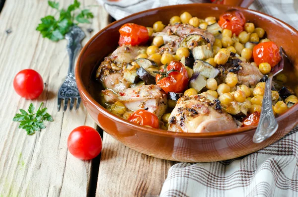 Baked chicken with chickpeas and vegetables — Stock Photo, Image