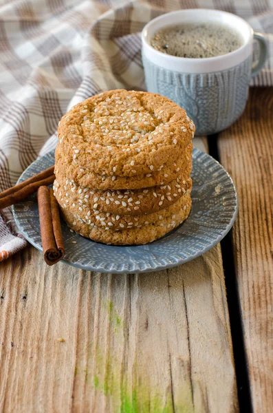 Biscotti su un tavolo di legno con una tazza di caffè — Foto Stock