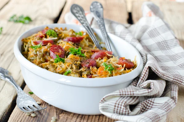 Cabbage stew with lentils and sausages — Stock Photo, Image