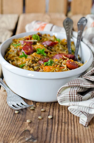 Cabbage stew with lentils and sausages — Stock Photo, Image