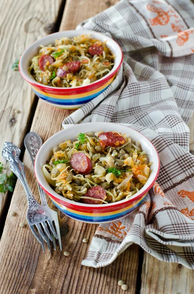 Stufato di cavolo con lenticchie e salsicce — Foto Stock