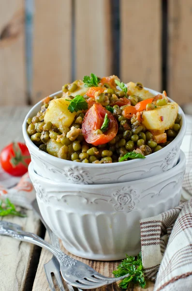 Frijoles mungo guisados con verduras — Foto de Stock