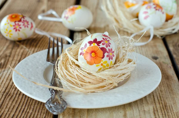 Bemaltes Osterei auf einem Teller — Stockfoto