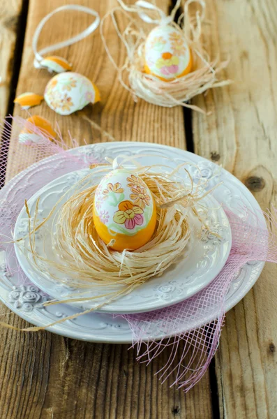 Bemaltes Osterei auf einem Teller — Stockfoto