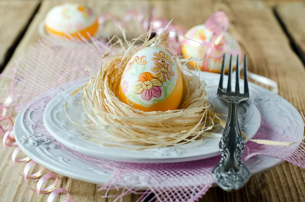Geschilderde easter egg op een plaat — Stockfoto