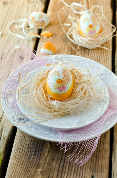 Malovaný velikonoční vajíčko na talíři — Stock fotografie