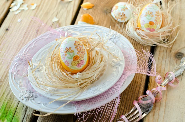 Painted easter egg on a plate — Stock Photo, Image