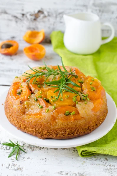 Apricot pie and pistachios — Stock Photo, Image