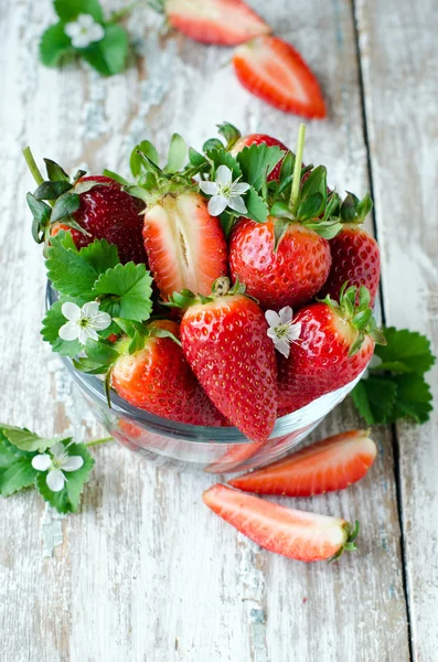 In a bowl of fresh strawberries — Stock Photo, Image