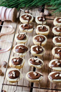 Çikolatalı ve fındıklı Noel kurabiyeleri.