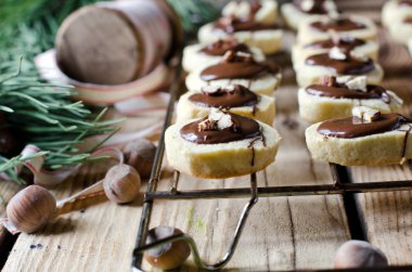 Çikolatalı ve fındıklı Noel kurabiyeleri.