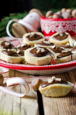 Çikolatalı ve fındıklı Noel kurabiyeleri.