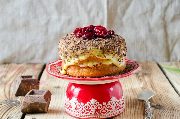 Pastel de esponja con crema, cerezas y chocolate — Foto de Stock