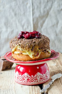 krema, vişne ve çikolata ile sünger kek