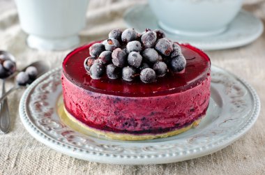 Berry cheesecake bir plaka üzerinde