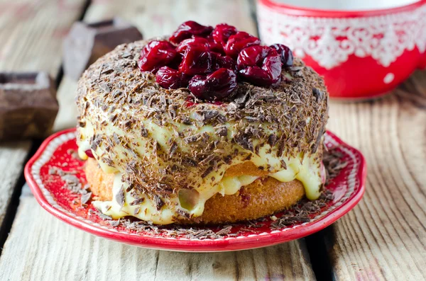 Bolo de esponja com creme, cerejas e chocolate — Fotografia de Stock