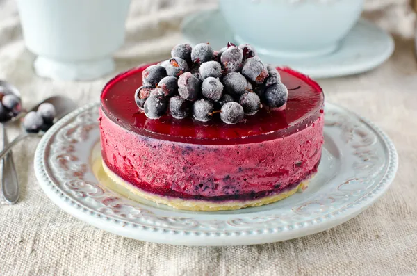 Berry cheesecake bir plaka üzerinde