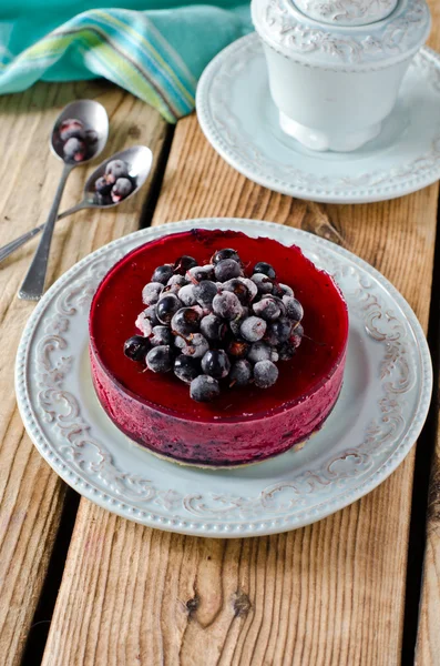 Gâteau au fromage aux baies dans une assiette — Photo