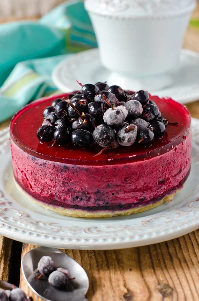 Gâteau au fromage aux baies dans une assiette — Photo