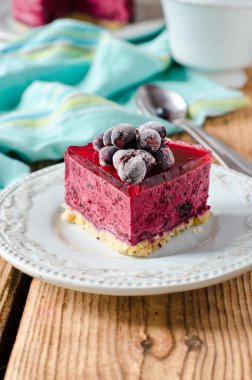 Berry cheesecake bir plaka üzerinde