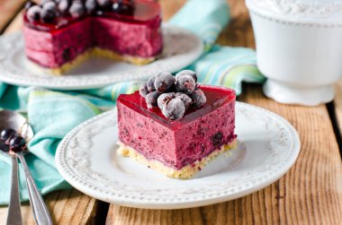 Berry cheesecake bir plaka üzerinde