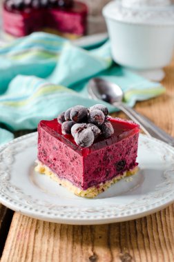 Berry cheesecake bir plaka üzerinde