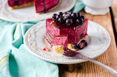 Berry cheesecake bir plaka üzerinde