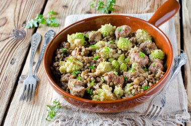 ev yapımı sucuk ve lahana romanesco ile yeşil mercimek