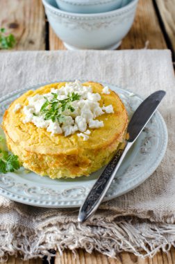 ahşap bir masaya bir tabak peynirli börek