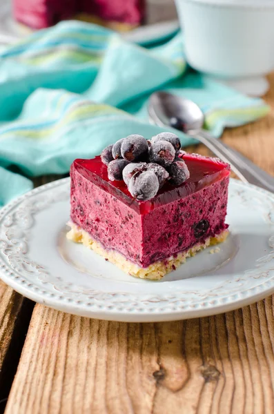 Berry cheesecake bir plaka üzerinde