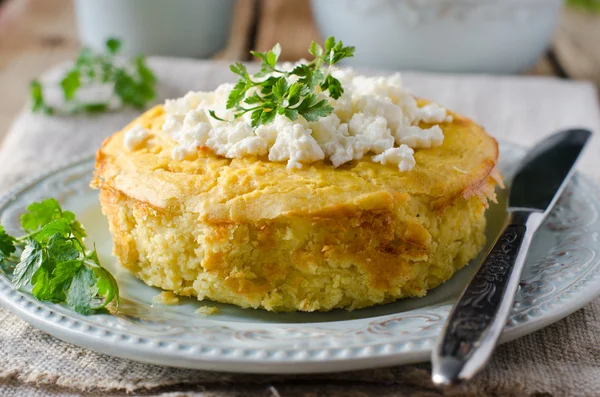 Torta de queijo em uma chapa em uma mesa de madeira — Fotografia de Stock