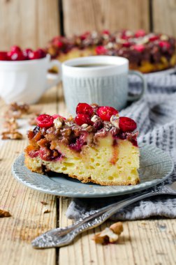 Kızılcık ve ceviz ile pasta