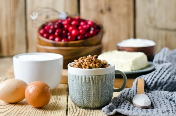 Matérias-primas para assar com cranberries — Fotografia de Stock