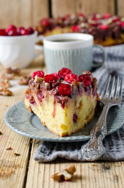 Kızılcık ve ceviz ile pasta