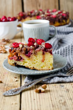 Kızılcık ve ceviz ile pasta