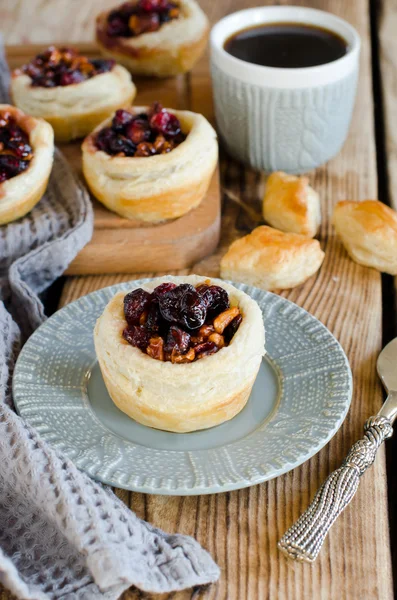 Tarts ζύμης ριπών με cranberries και καρύδια — Φωτογραφία Αρχείου