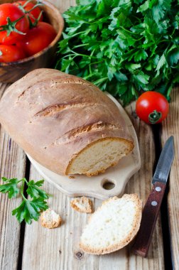 ev yapımı ekmek taze sebze ile ahşap tablo