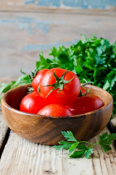 Świeże pomidory w misce — Zdjęcie stockowe
