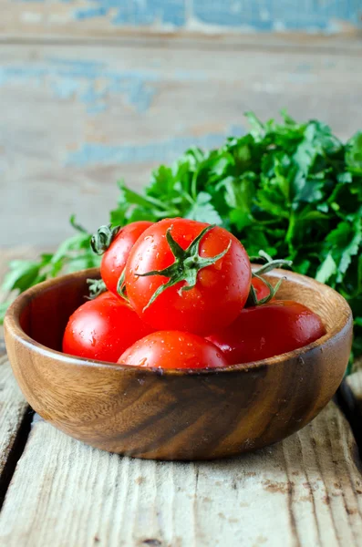 Fresh tomatoes in a bowl — Stock Photo, Image