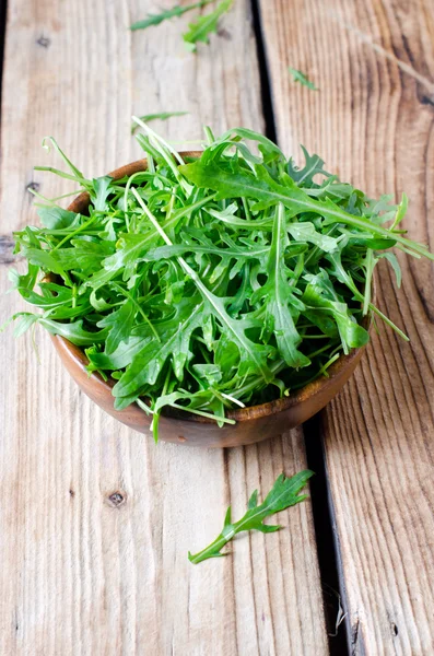 Färsk rucola i en skål — Stockfoto