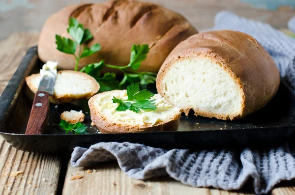 Domowy chleb i masło — Zdjęcie stockowe