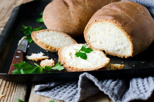 Hembakat bröd och smör — Stockfoto