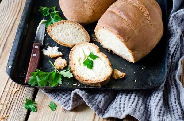 Zelfgemaakte brood en boter — Stockfoto